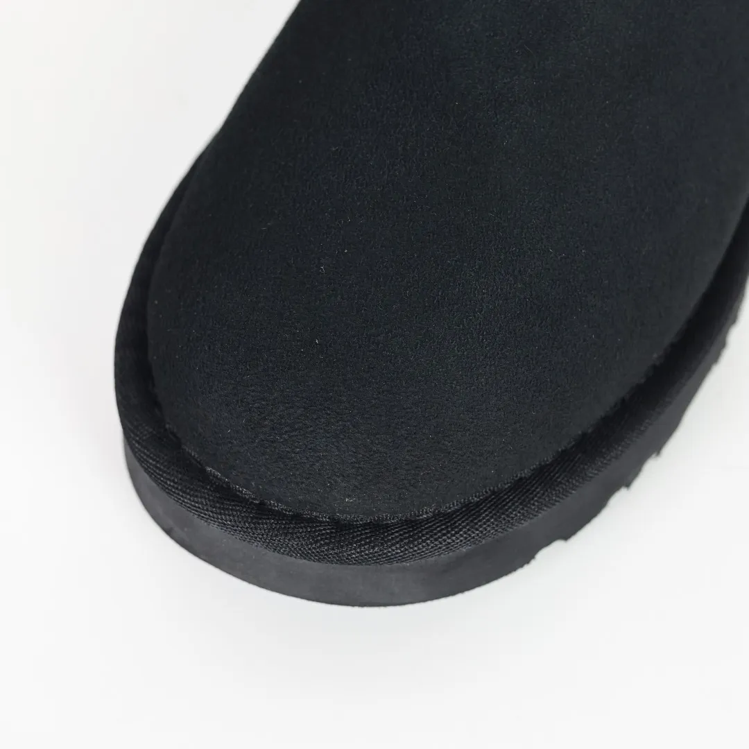 Pick up locally 💰480, core recommendation, good price UGG Classic MiNi basic low-top series, Xiaohongshu hot model, Henan Longfeng leather production, sheepskin integrated, top quality in the market, 2-3 cm cashmere insole, keeping warm in winter, suitable for home use. In the new year, uug launched a style series, which is partially biased towards the preferences of young consumers, and has also moved to the forefront of fashion trends. Shoe body material, water-repellent coated suede upper 17mm UGGPURE™ implanted wool insole Lightweight non-slip comfortable rubber outsole With brand LOGO Trademark Comes with full packaging Size: 35 36 37 38 39 40